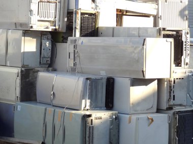 Parlak güneş ışığı altında eski buzdolabını istiflemek.