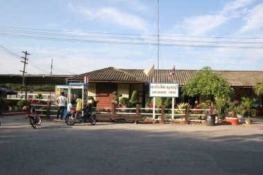 Japonya 'daki tren istasyonu manzarasında harfler var.