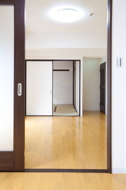 Beyaz kapıları olan boş ahşap bir ev.