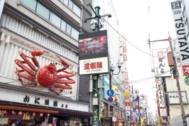 Japonya 'nın Osaka bölgesindeki Dotonbori bölgesinde restoran cephesinde benzersiz yengeç işareti. 