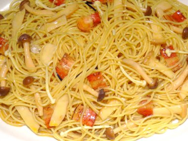 Beyaz tabakta mantarlı makarna, yakın plan.