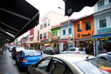 Japon şehrinin ana arterinde araçlar ve mimari.