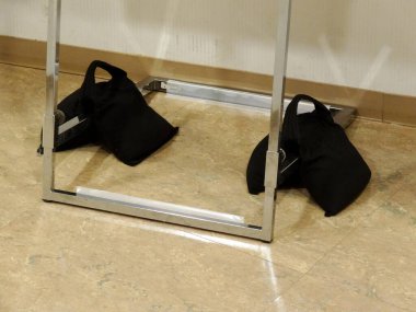 Metal masanın altında duran siyah ayakkabılar.