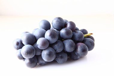 Beyaz arka planda taze mavi üzümler