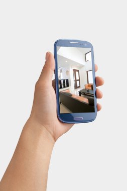 Beyaz arka plan üzerinde modern akıllı telefonu tutan kadının yakın plan görüntüsü