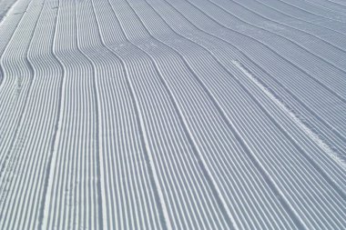 Kadife kar, kayak yamacında yeni hazırlanmış kar.. 