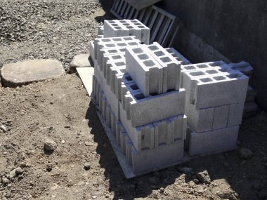 İnşaat alanındaki beton bloklar
