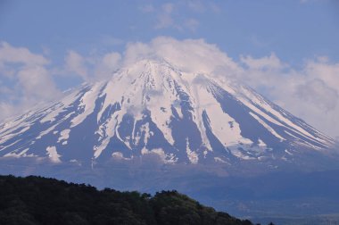 Japonya 'daki görkemli Fuji dağının güzel manzarası
