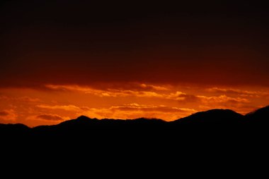 Dağlarda güzel bir gün batımı