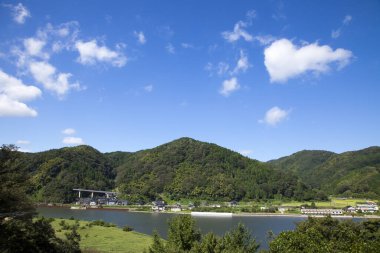 Göl manzarası ve yeşil dağlar 