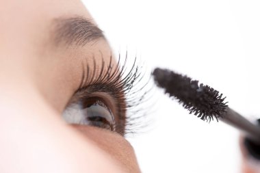 Maskara süren genç Asyalı kadın.