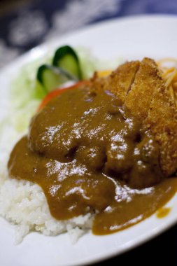 Lezzetli bir pirinçle kızarmış tavuk ve lezzetli bir Japon yemeği..