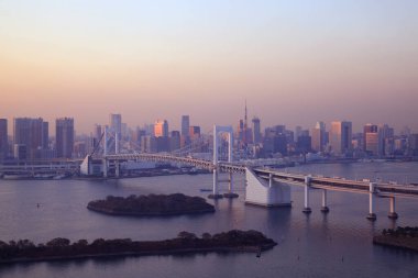 Işıklı güzel, modern şehrin gece manzarası 