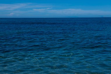 Mavi dalgalı deniz kıyısı 