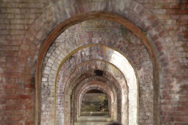 Kemerli ve basamaklı eski tuğla tünel 