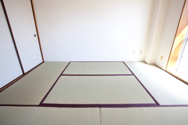 İçerisi küçük boş bir daire. Minimalist tasarım