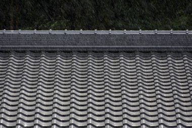 Yağmurlu havada ıslak gri kiremitler