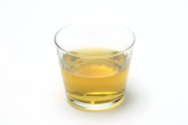 beyaz zemin üzerinde elma suyu