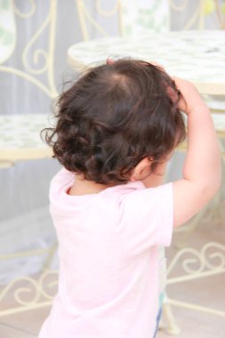 Evin içinde sevimli bir Japon çocuk, yakın plan portresi. 