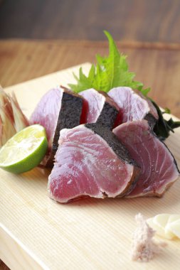 Tahtada limon ve baharatlı çiğ ton balığı filetosu.