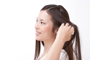 Beyaz arka planda sağlıklı bir cildi olan genç bir kadın. 