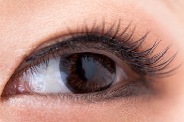 Genç Asyalı kadının yakın plan portresi. Arka planda ve güzellik rutiniyle.