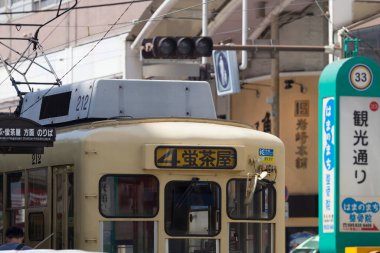 Japonya 'daki Kumamoto Şehir Tramvayı. Kumamoto şehrindeki tramvay sistemi 1924 'ten beri çalışıyor..