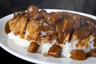  Körili kızarmış domuz pirzolası ve pilav.