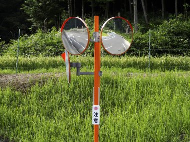 Kırsal kesimde ayna ve yol işaretleri