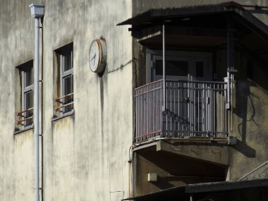 Şehirdeki eski bir apartmanın cephesi