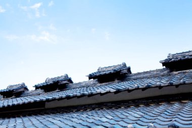 Mavi bulutlu arka planlı Japon tapınağının çatısı.