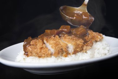  Körili kızarmış domuz pirzolası ve pilav.