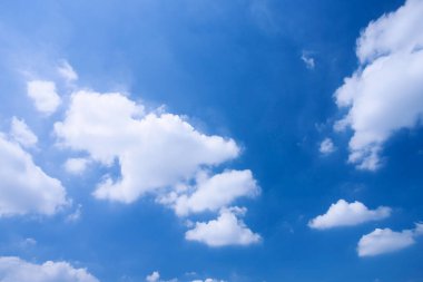 Beyaz bulutlu mavi gökyüzü