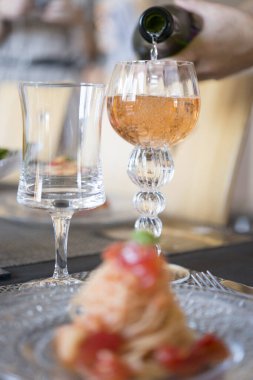 Şık bardağa gül şarabı dök.