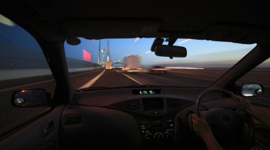 Gece yolundaki arabanın hareket bulanık görüntüsü ve ışık yolları, uzun pozlama 