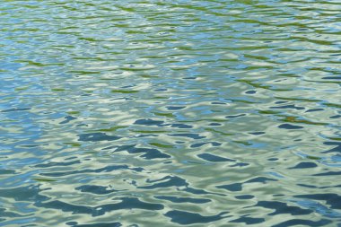 Mavi bir su yüzeyinin yansıması  