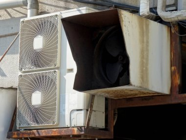 Bina duvarındaki havalandırma sistemi, yakın plan.