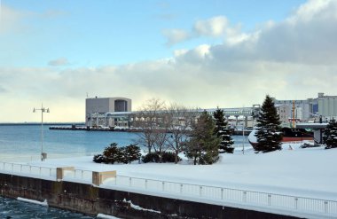 Göl kenarındaki binaların karlı kıyı manzarası