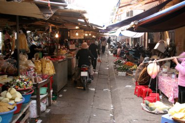 Tedarikçilerle dolu işlek pazar caddesi