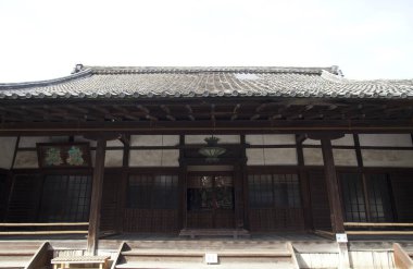 Güzel antik Japon tapınağının manzaralı görüntüsü.