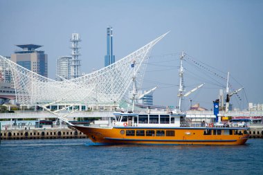 Güneşli bir günde limandaki gemi.