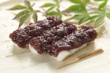 Tuzlu-tatlı soslu hamur tatlısı, Mitarashi Dango, geleneksel Japon pirinç unlu hamur tatlısı, çubukların üzerine şiş. 