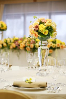 Düğün günü çiçekli güzel bir masa.
