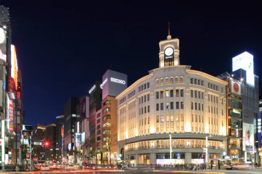 Aydınlanmış şehrin gece manzarası