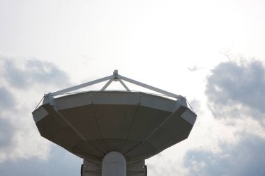 Bulutlu gökyüzü arka planına karşı büyük su kulesi yapısı