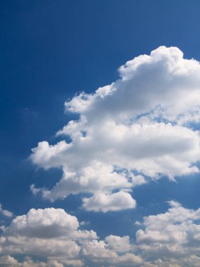 Beyaz bulutlu mavi gökyüzü arkaplanı 