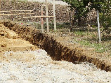 Ahşap kazıkların yanında çamurun içinde derin bir çukur kazıldı.
