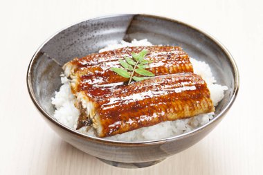 soslu marinelenmiş yılan balığı ve haşlanmış pirinç. 