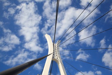 Kablonun düşük açılı görüntüsü mavi gökyüzü arkaplanlı köprü olarak kaldı    