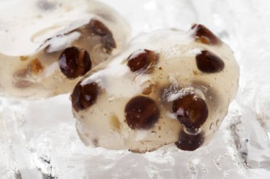 Çikolata kaplı pastaya yaklaş.